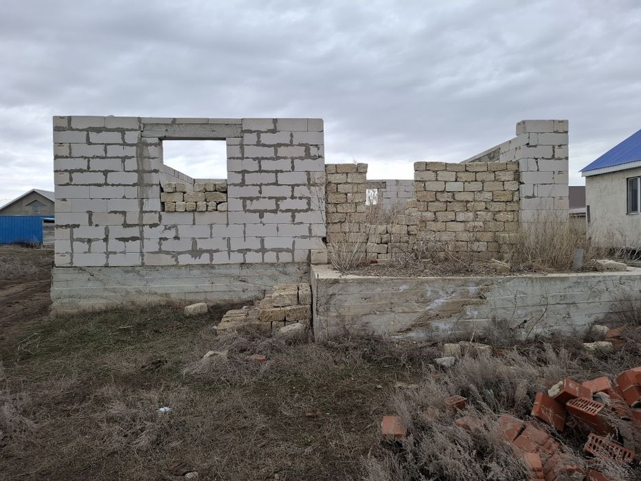 Участок, дом недостроенный