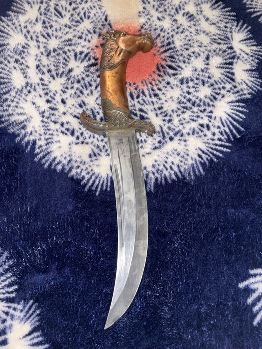 Pumnal mangal atic din cap de cal