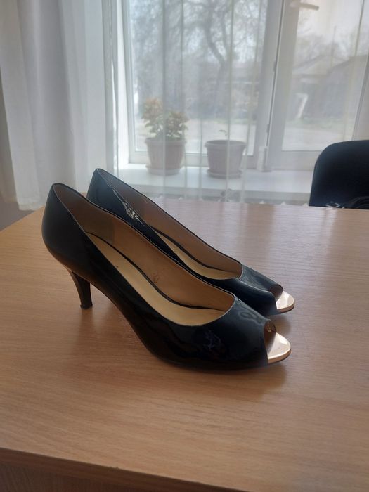 Продам туфли лакированные