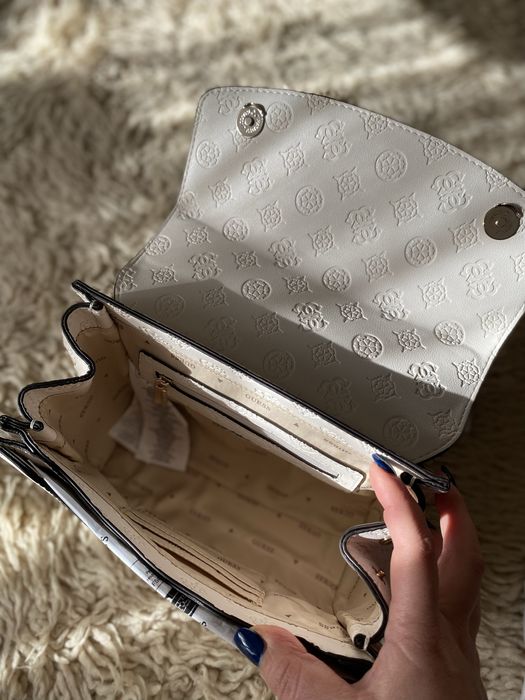 Дамска чанта Guess