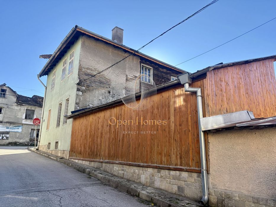 Къща в  на главния път на гр. Батак