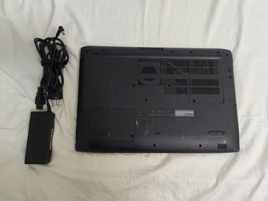 Vând Laptop 17" Acer i3 gen7 DDR4/ 1 TB