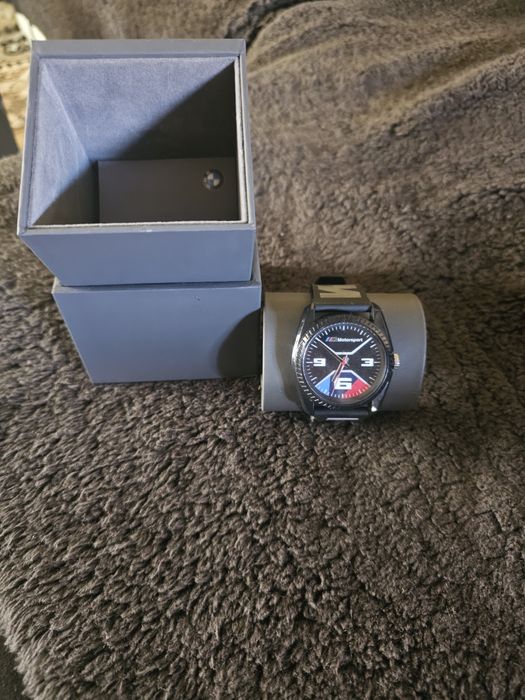 Продавам оригинален часовник на BMW