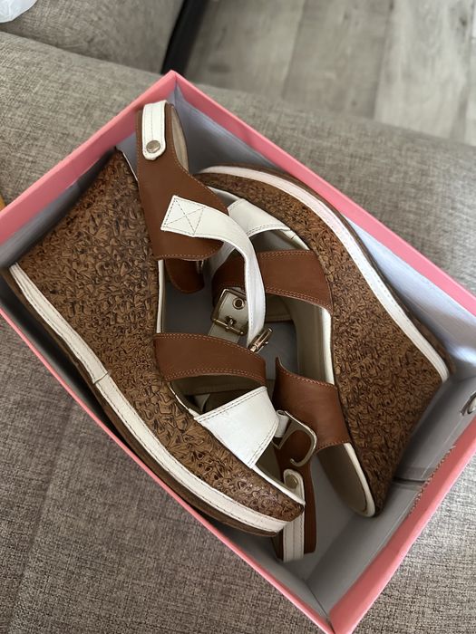 Босоножки 3000 тг.