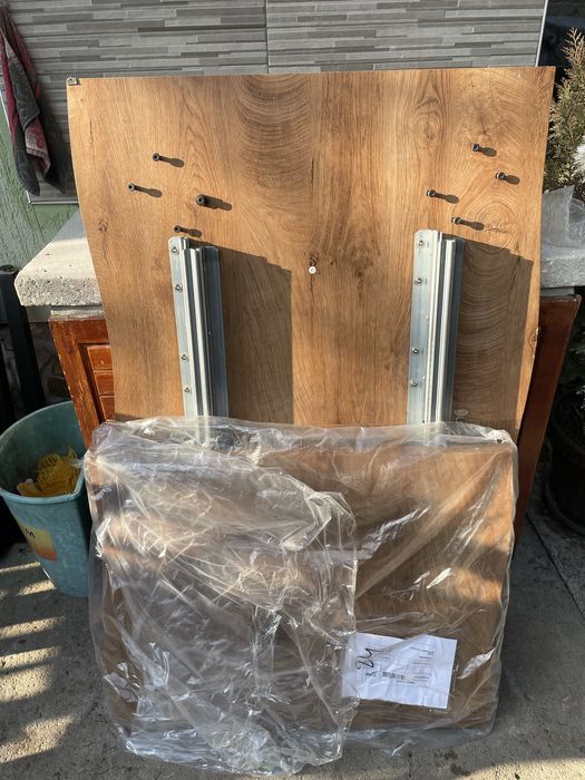 Продавам трапезна маса Dickson 120