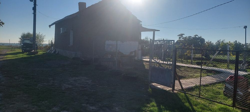 Продавам Къща Лъвино
