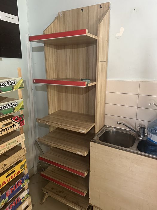 Стелажи за магазин или склад