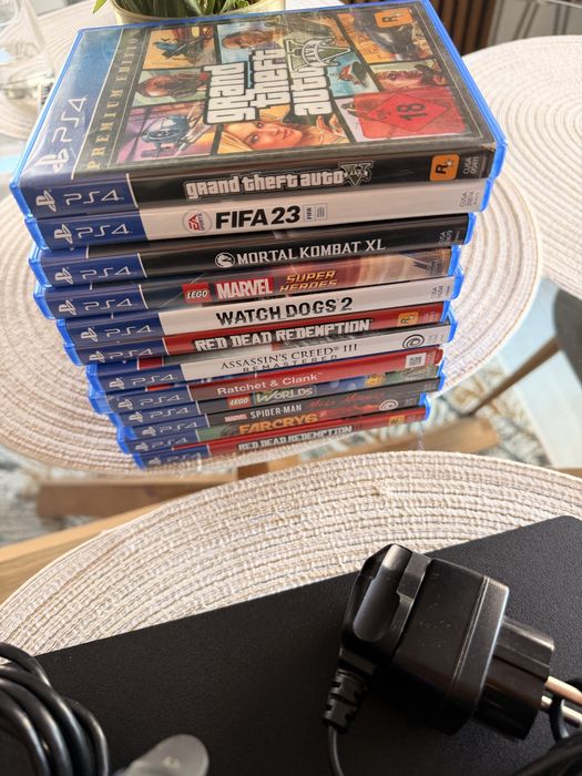 Vand ps4 cu 12 jocuri