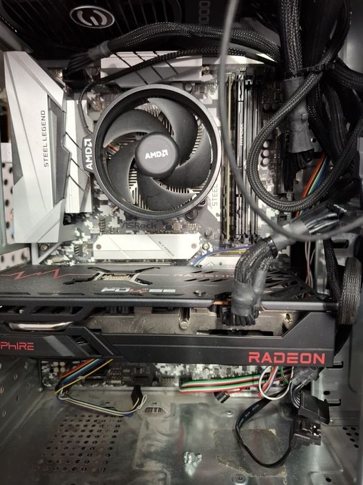 Продавам Sapphire  RX 6600 XT