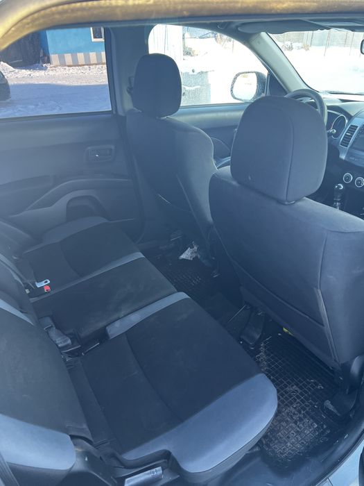 Vând Mitsubishi Outlander