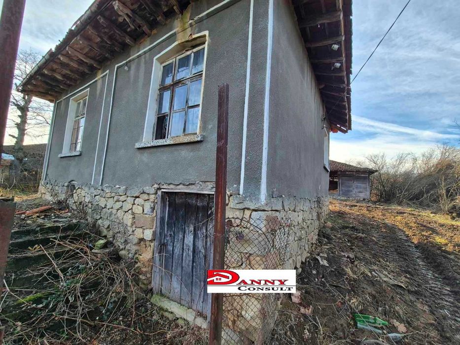 Стара къща с двор в Еленския балкан