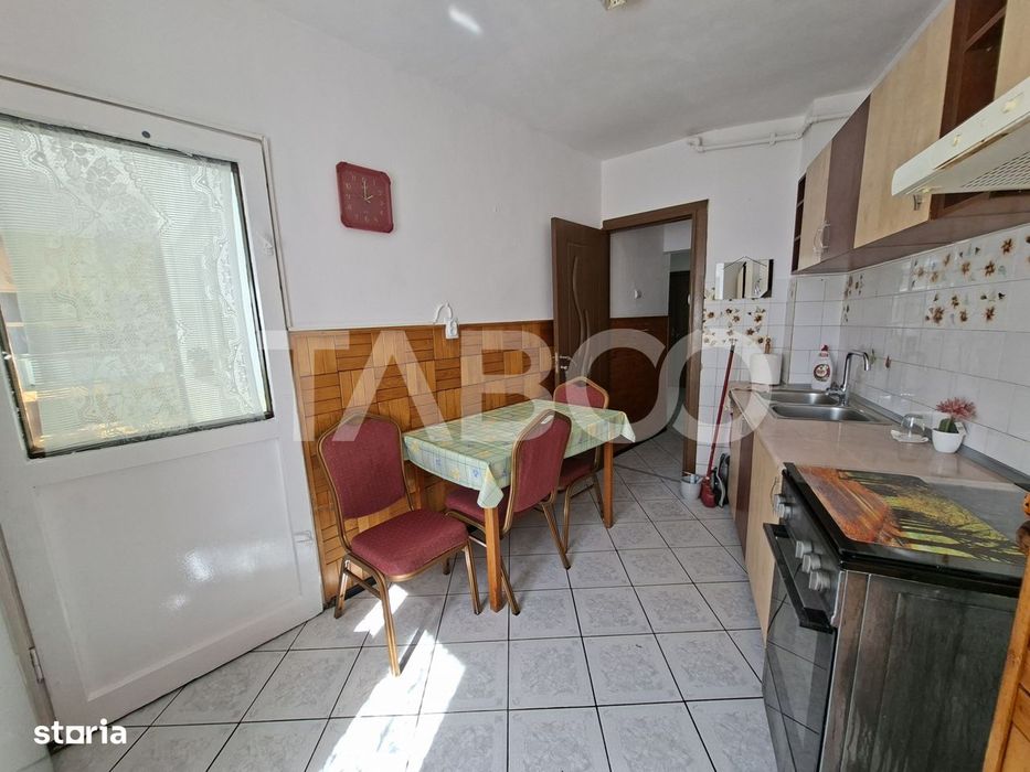 Apartament de inchiriat 2 camere zona Strand etaj 3 bucatarie separata