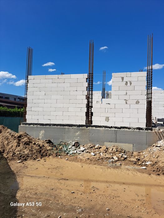 Construcții case la rosu și la cheie