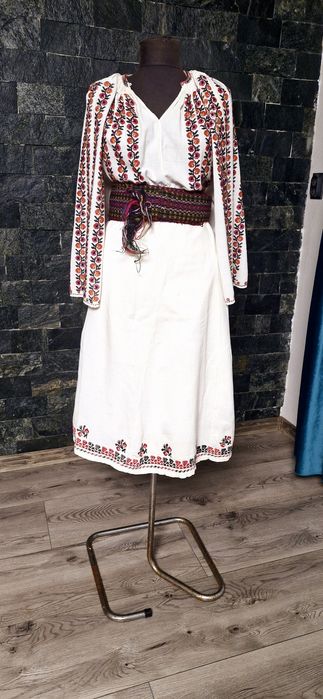 Ie și poala pe pânză de casa