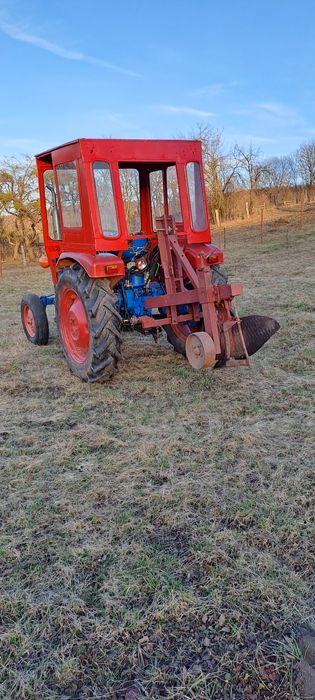 Vând  Tractor  cu  Plug