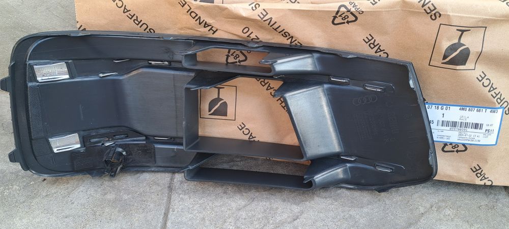 Vând accesorii spalier fata Audi Q7 , 4MO