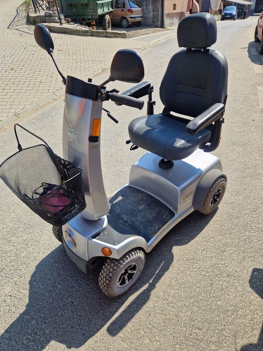 Carucior electric pentru persoane cu dizabilitati sau oameni in varsta