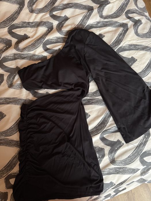 Стилна черна рокля с един ръкав