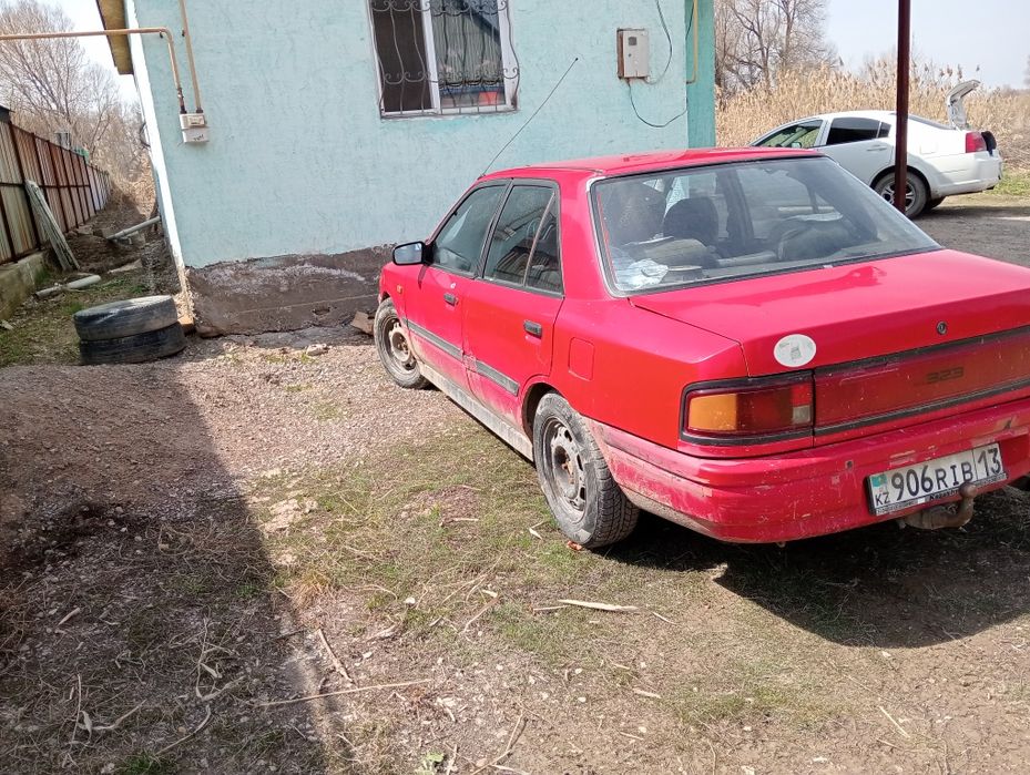 Мазда седан 323 г