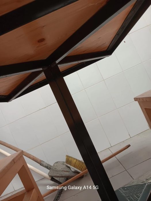 Mese cadru metalic, scaune lemn