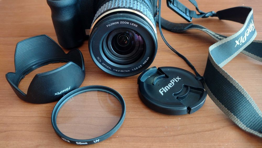 Cameră foto Fujifilm FinePix S9600, filtru anti-UV și geantă Tamrac