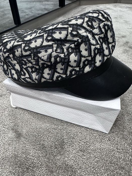 Дамска шапка тип каскет