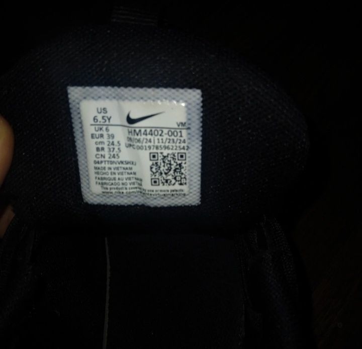 Vând adidași Nike Cosmic Runner.