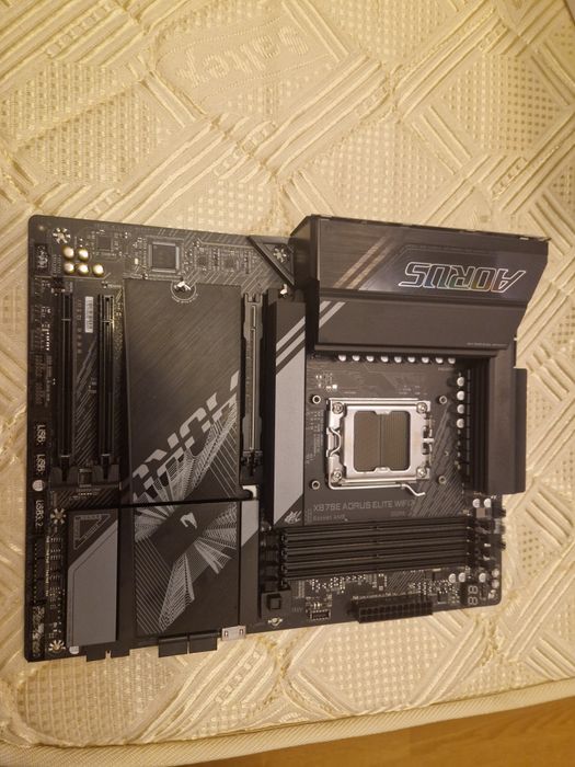 Vand placa de baza X870E Aorus Elite