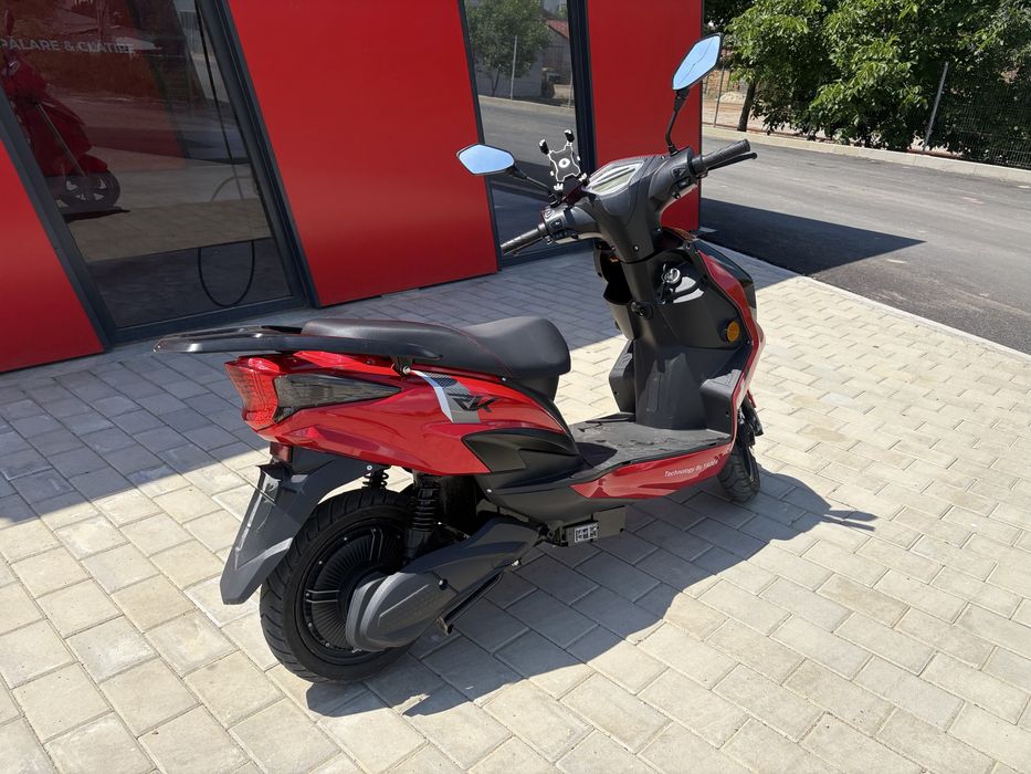 Scuter electric fara pernis