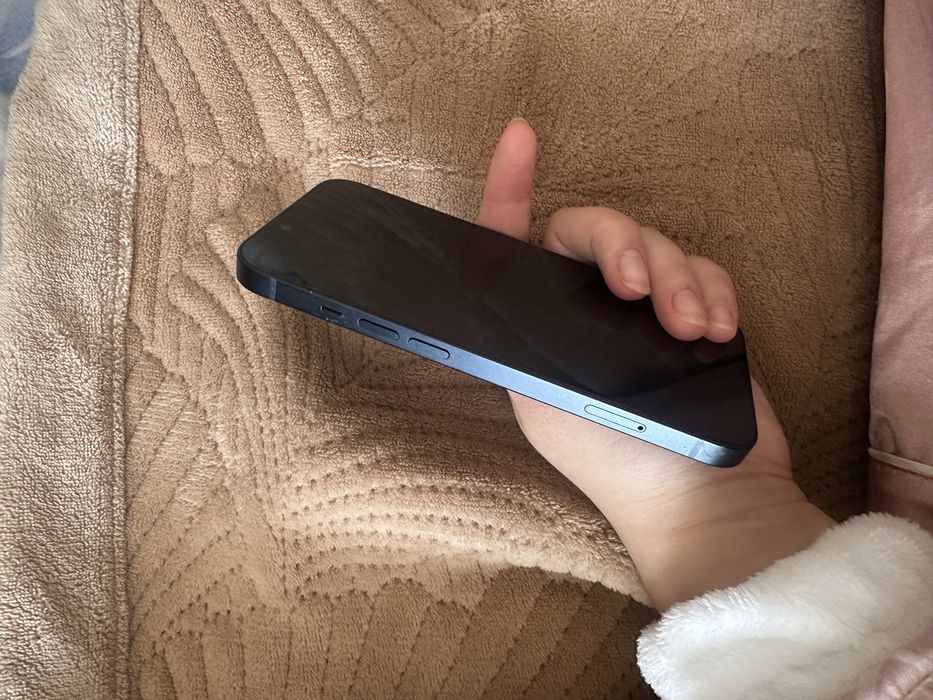 продаю IPhone 13