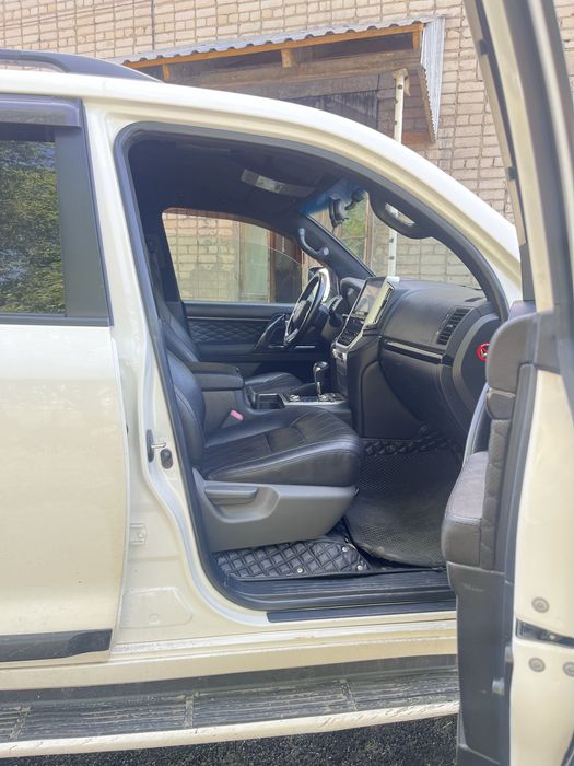 Автомобиль toyota land cruiser 200