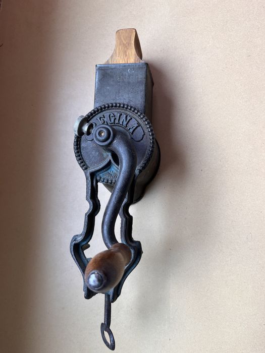 2 Mașini veche de stors fructe, legume și una de măcinat nucă