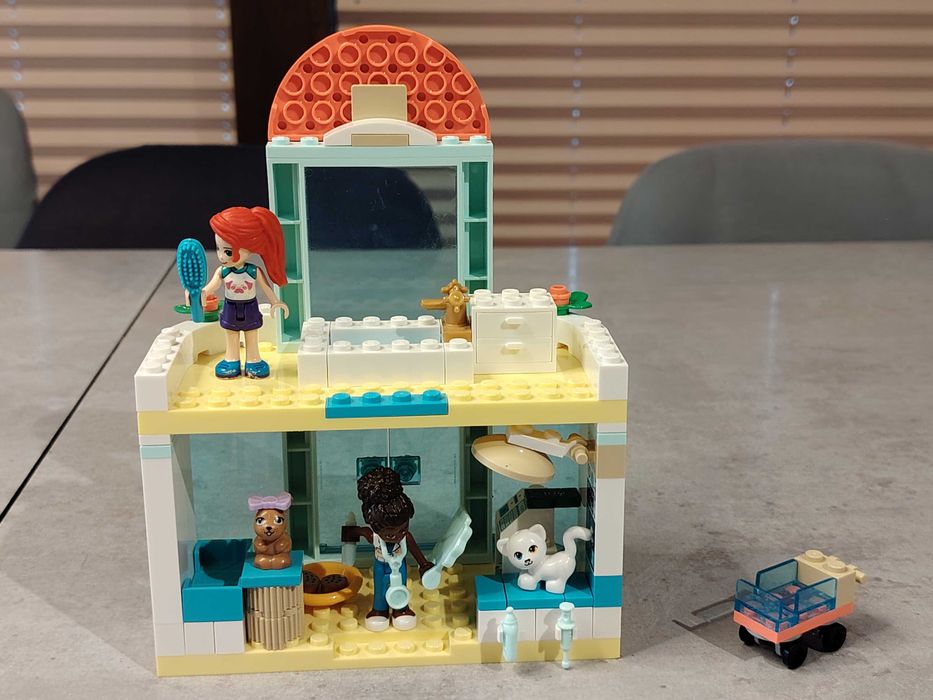 Lego Friends 41695 Clinica animalelor. Lego a fost construit o singura data si este ca nou.