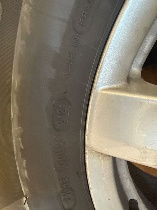 Продавам 4 гуми 235/65 R17 Michelin dot 21 година с джанти
