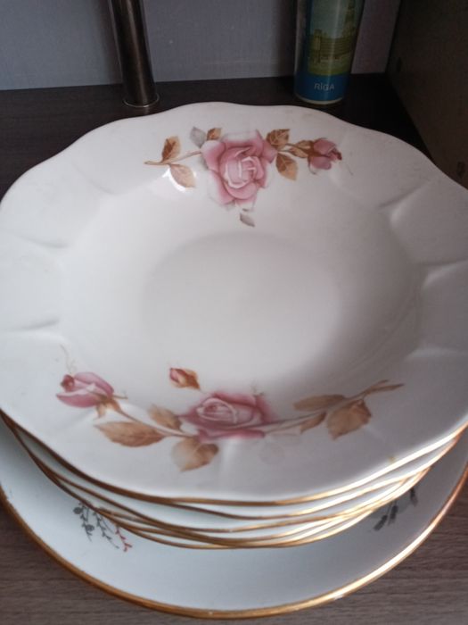 Продам набор тарелок.