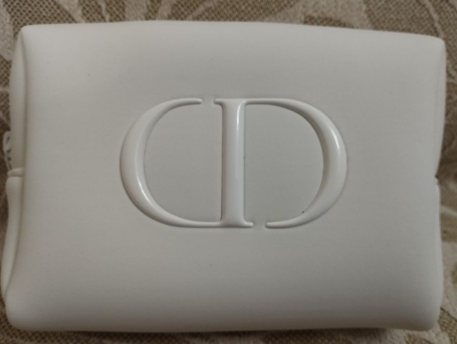 Косметичка Dior..