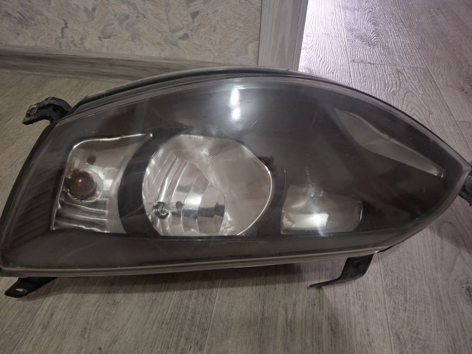 Продам левую фару для Калины