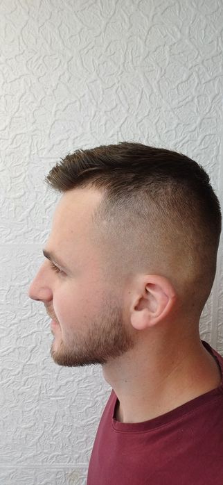 Servicii frizerie profesionale: Tuns și aranjat Barbă la domiciliu