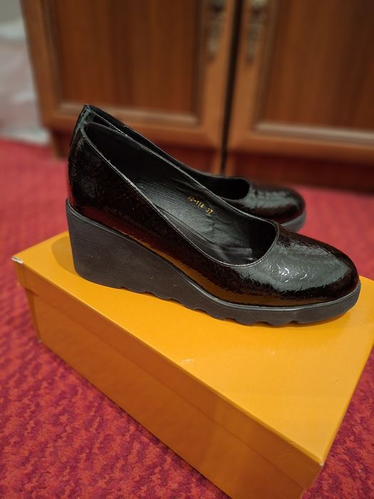 Продаеться женская обувь