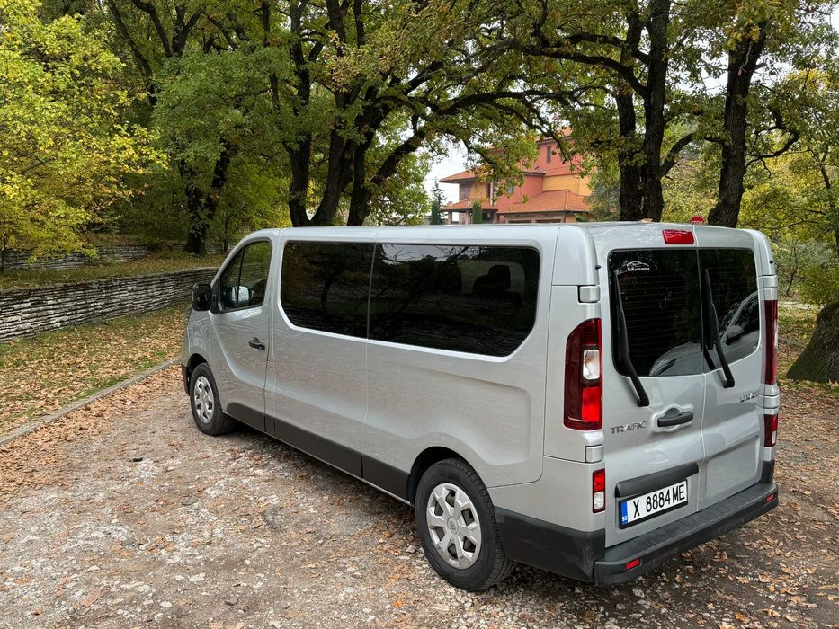 Отдавам пътнически бус Renault Trafic под наем