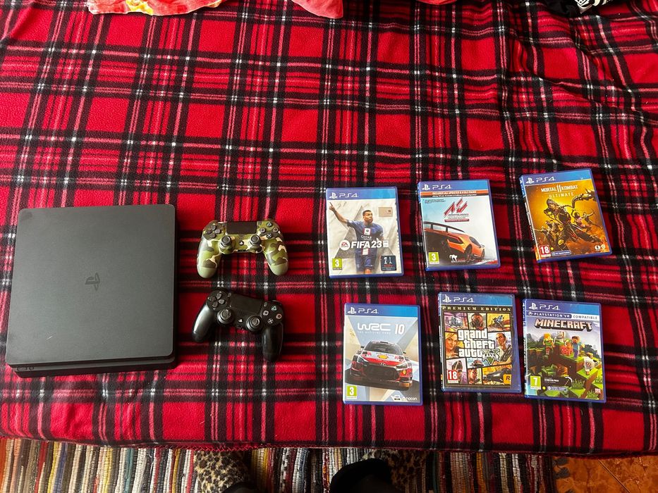 PS4 с два джойстика и шест игри