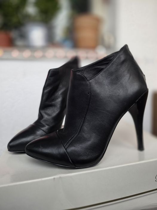 Ghete Guess piele naturala