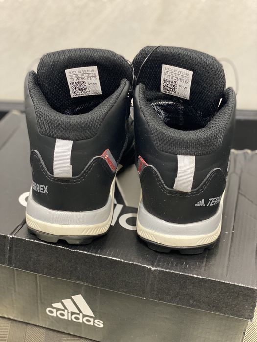 Зимни обувки adidas