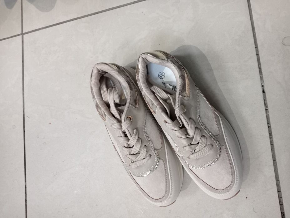 Продам кроссовки женские