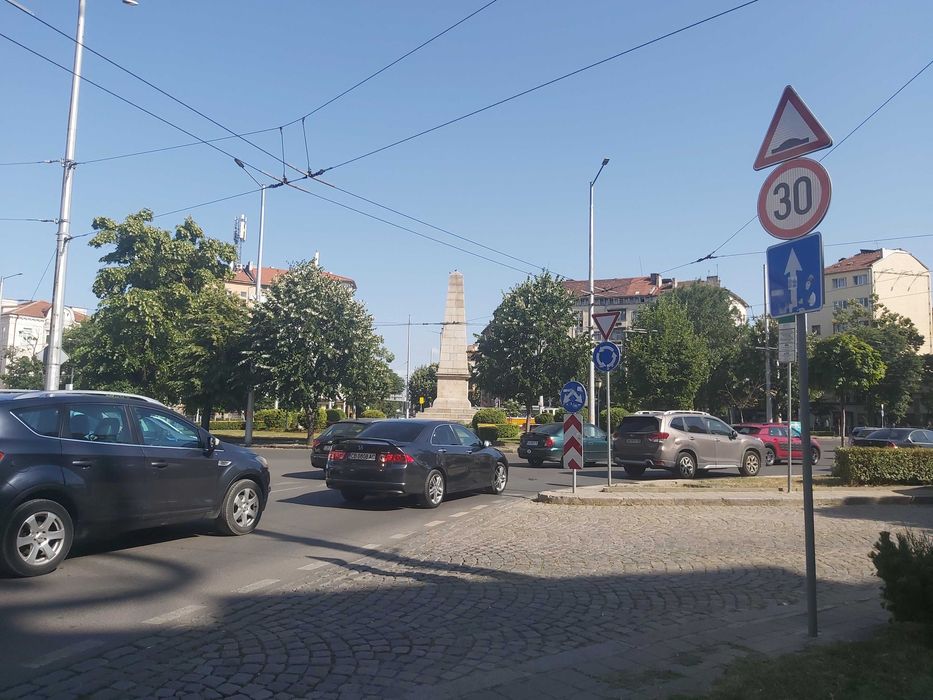 Продавам тристаен апартамент в център