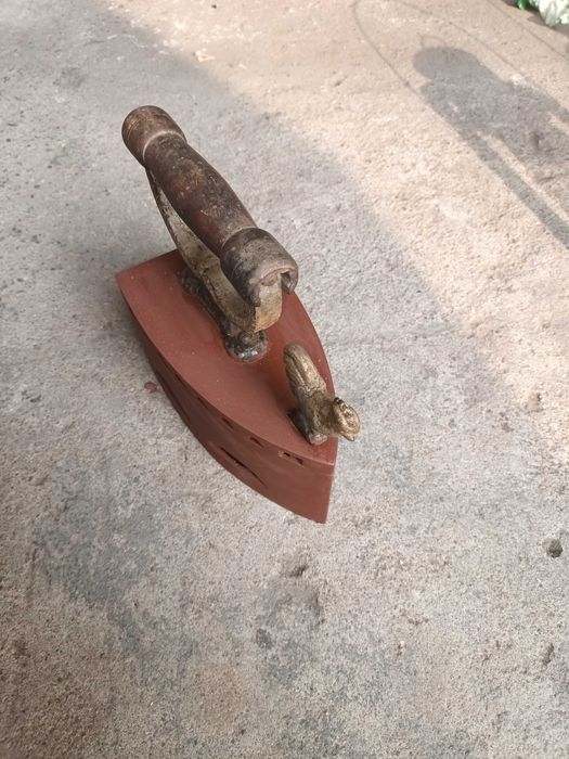 Продавам 100 годишна ютия, която е работила със жар!