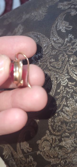Продам золотые серьги  8гр