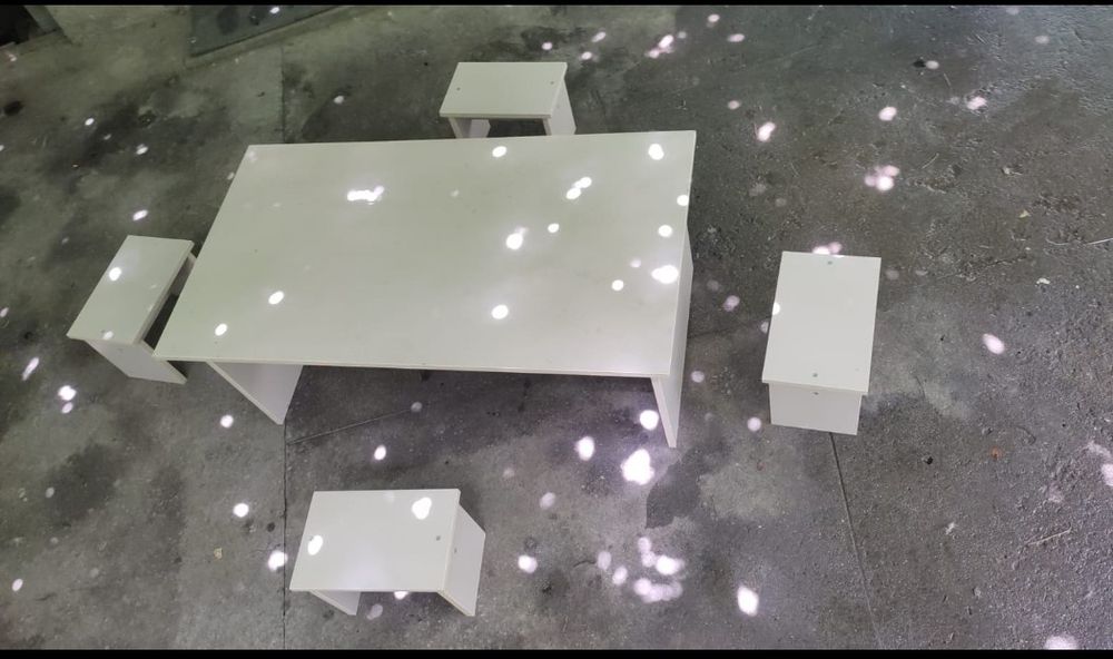 Стол низкий  с табуретками