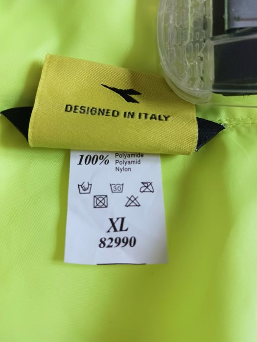 Продавам ветровка XL, DIADORA
