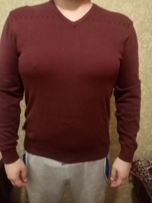 Мужские кофты разные цвета.